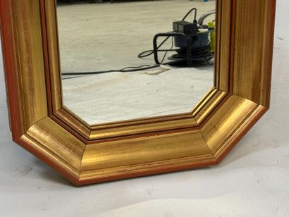 Miroir octogonal en bois doré.
54,5 x 45...