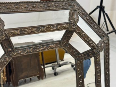 Miroir octogonal à parcloses en laiton repoussé.
64...