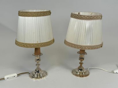 Paire de lampes en métal argenté.
Style Louis...