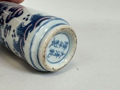 CHINE, XXe.
Tabatière en porcelaine à décor...