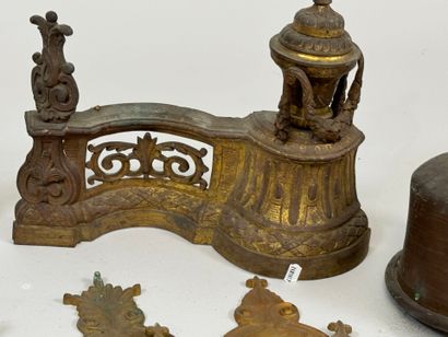 Lot comprenant paire de chenets en bronze,...