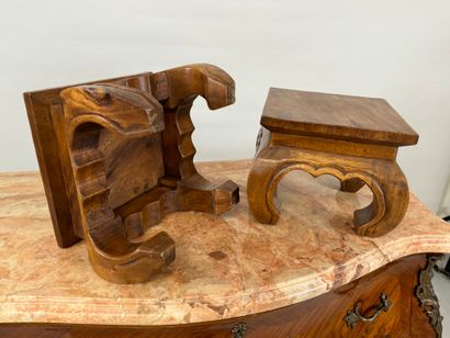 Pair of footrests in exotic wood.
21 x 27.5...