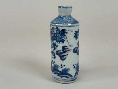 CHINE, XXe.
Tabatière en porcelaine à décor...