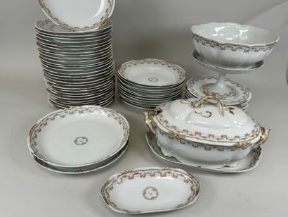 Partie de service de table en porcelaine...