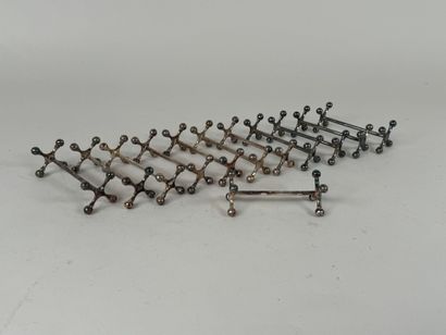 Lot de douze de porte-couteaux en métal argenté,...