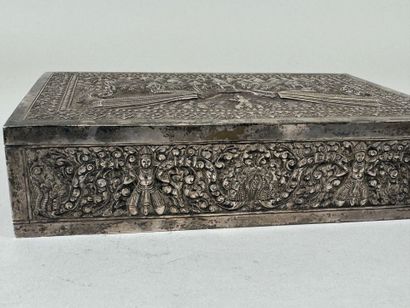 Boite rectangulaire en métal argenté à décor...
