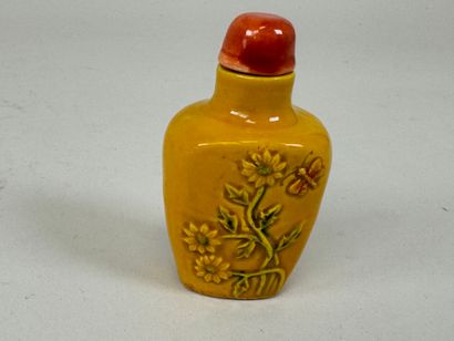 CHINE, XXe.
Tabatière en porcelaine colorée...