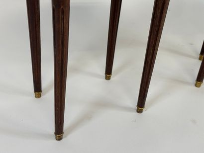 Paire de petites tables rognon en bois mouluré,...