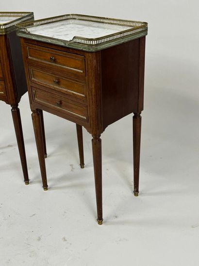 Paire de chevets en bois mouluré ouvrant...