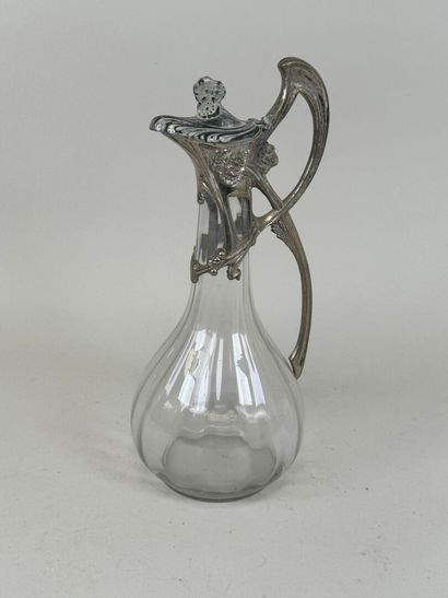 Aiguière en régule argenté et verre à décor...