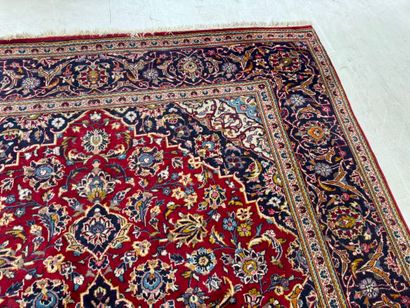 IRAN, XXe.
Important tapis en laine nouée...
