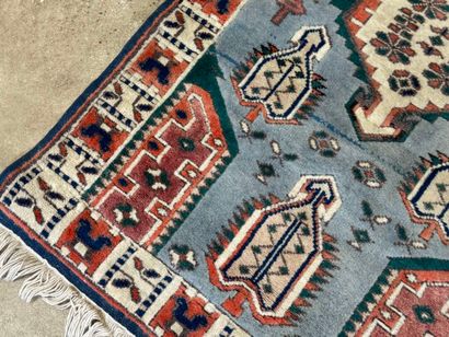 Petit tapis d'orient en laine nouée main...
