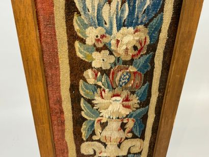 Fragment de tapisserie à décor polychrome...