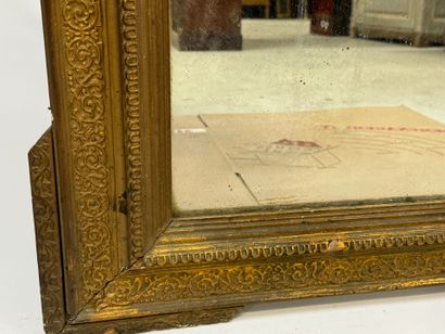 Miroir en bois et stuc doré à décor de rinceaux...