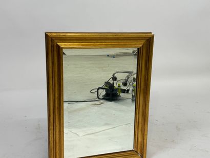 Miroir rectangulaire en bois doré, le verre...