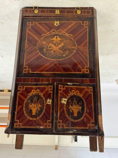 Secrétaire en bois et placage à décor de...