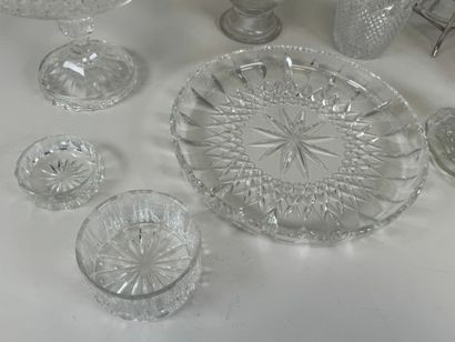 Lot en verre et cristal comprenant : 
- drageoir,...