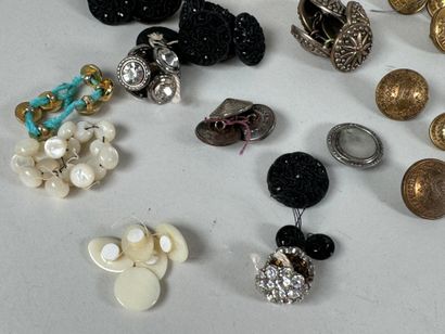 Large lot of buttons including AM et Cie...