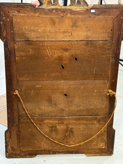 Miroir en bois et stuc doré à décor de rinceaux...