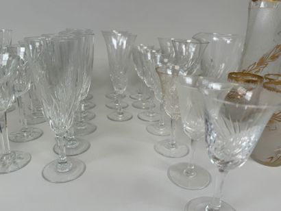 Diverses parties de services en verre et...