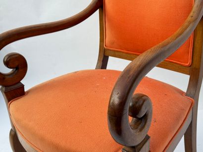Fauteuil en bois naturel, les accotoirs à...