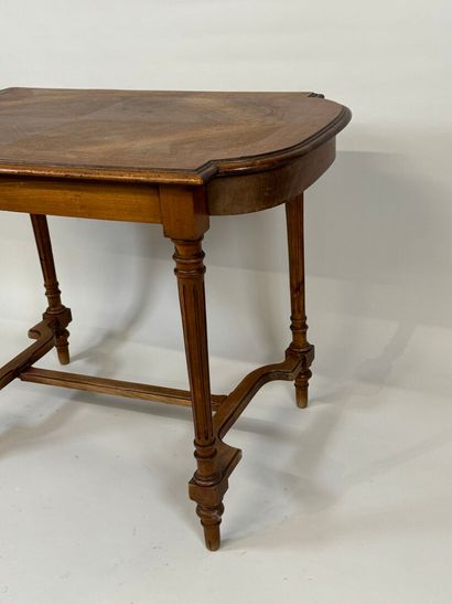 Table de milieu en bois et placage, l'entretoise...