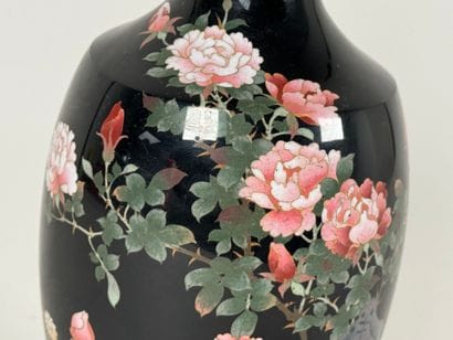 CHINA, 20th century.
Baluster vase in cloisonné...