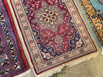 Lot de 3 petits tapis d'orient en laine nouée...