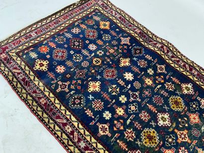Tapis en laine à points noués à décor de...