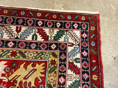 Tapis d'orient en laine nouée main à décor...