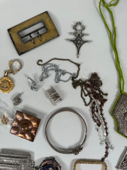 Important lot of brooches, cufflinks, necklaces,...
