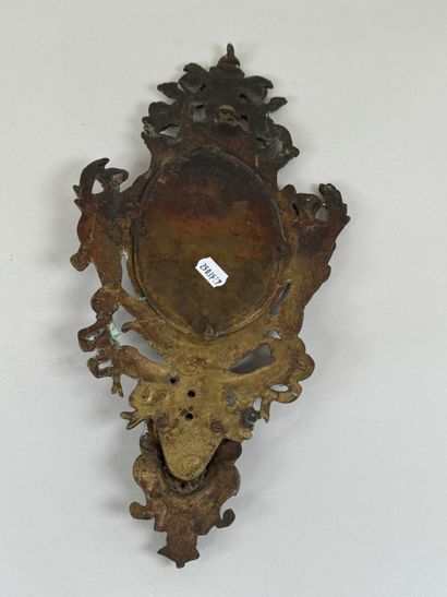 Miroir en bronze ciselé figurant deux angelots,...
