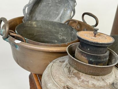 Lot de cuivres comprenant bassinoire, casseroles...
