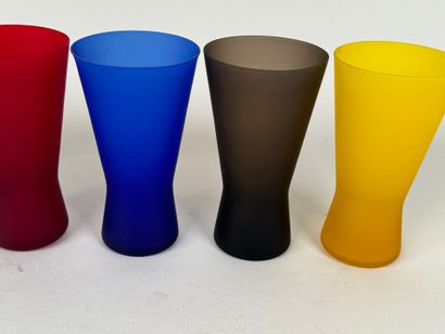 Lot de six verres en verre coloré dépoli.
H....