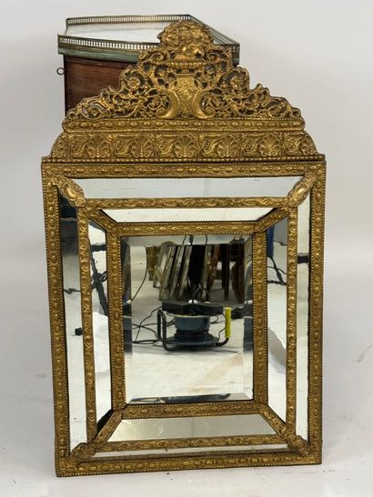 Miroir à parcloses en laiton repoussé à décor...