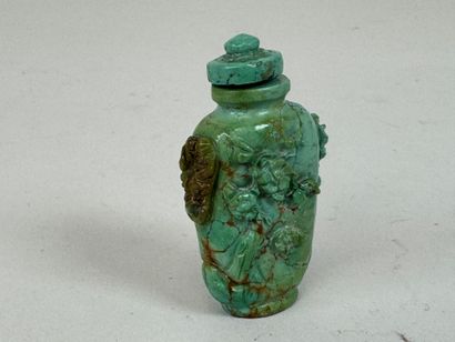 CHINE, XXe.
Tabatière en pierre dure à décor...