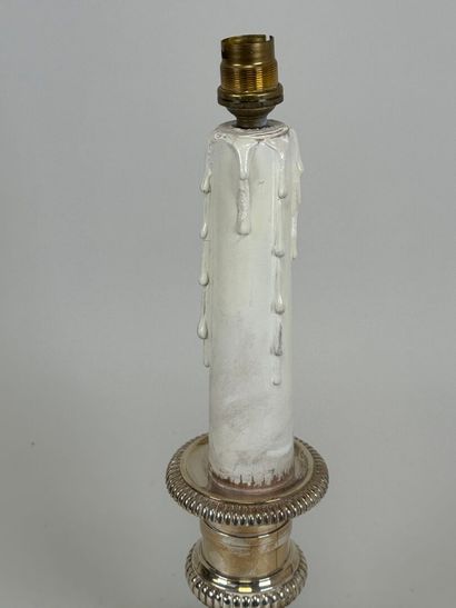 Lampe en métal argenté, la base circulaire...