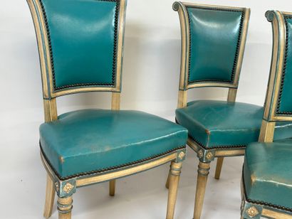 Série de quatre chaises en bois mouluré et...