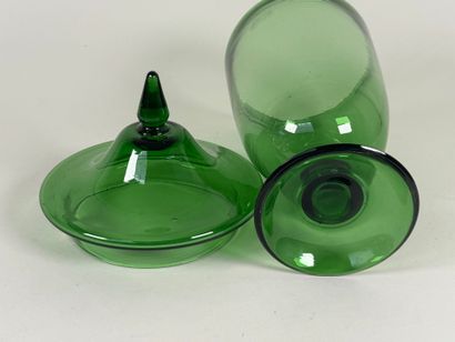 Grand pot en verre coloré vert, la prise...