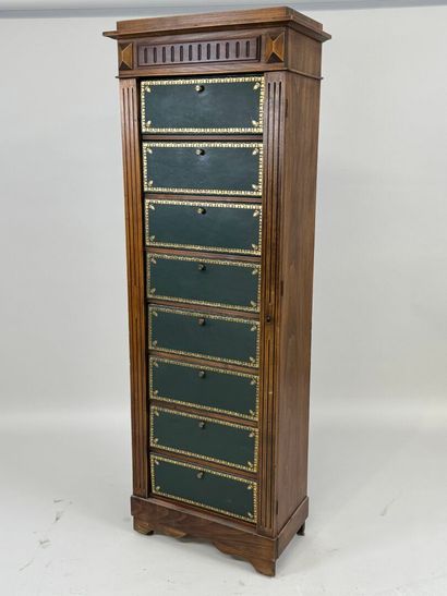 Cartonnier en bois mouluré ouvrant par huit...