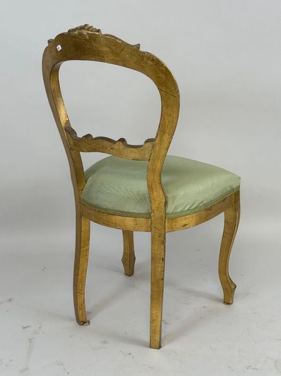 Chaise en bois sculpté et doré.
Style Louis...