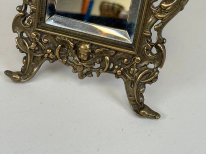 Petit miroir en bronze à chevalet, à décor...