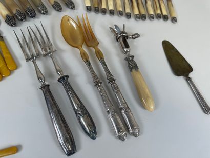 TRANCHERE.
Set of six metal and horn table...