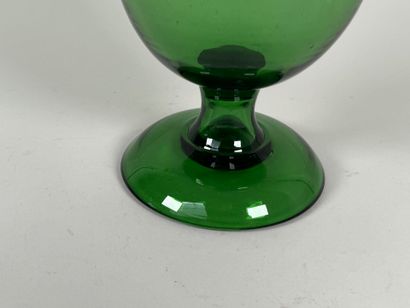 Grand pot en verre coloré vert, la prise...
