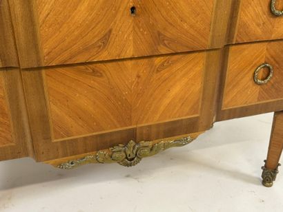 Commode en bois et placage ouvrant par trois...