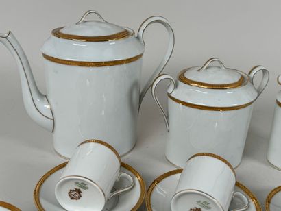 Partie de service à café ou thé en porcelaine...