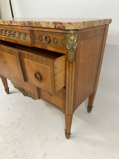 Commode en bois et placage ouvrant par trois...