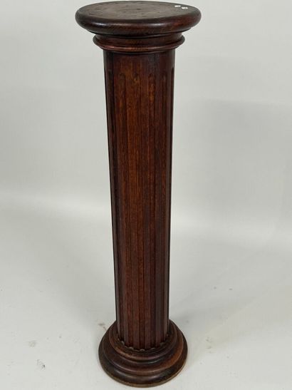 Colonne en bois mouluré, le fut cannelé,...