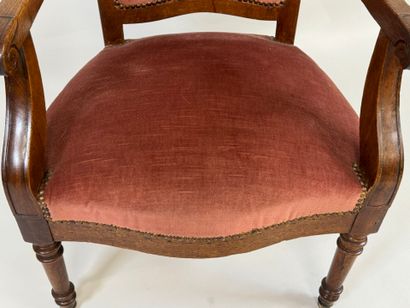 Fauteuil en bois mouluré, la garniture de...