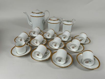 Partie de service à café ou thé en porcelaine...